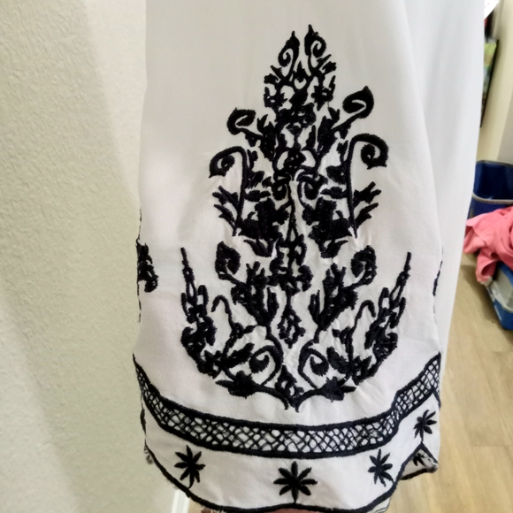 Chic Collectlon Romatic Boho Whimsy White Dress with Black Embroidery - Picture 4 of 6